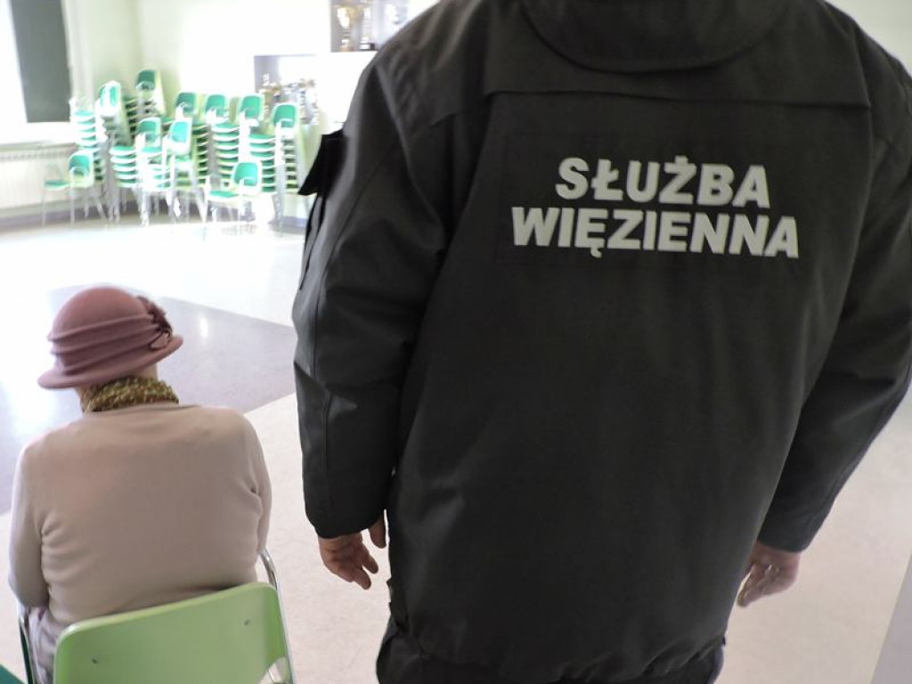 64-latka próbowała przemycić narkotyki dla syna