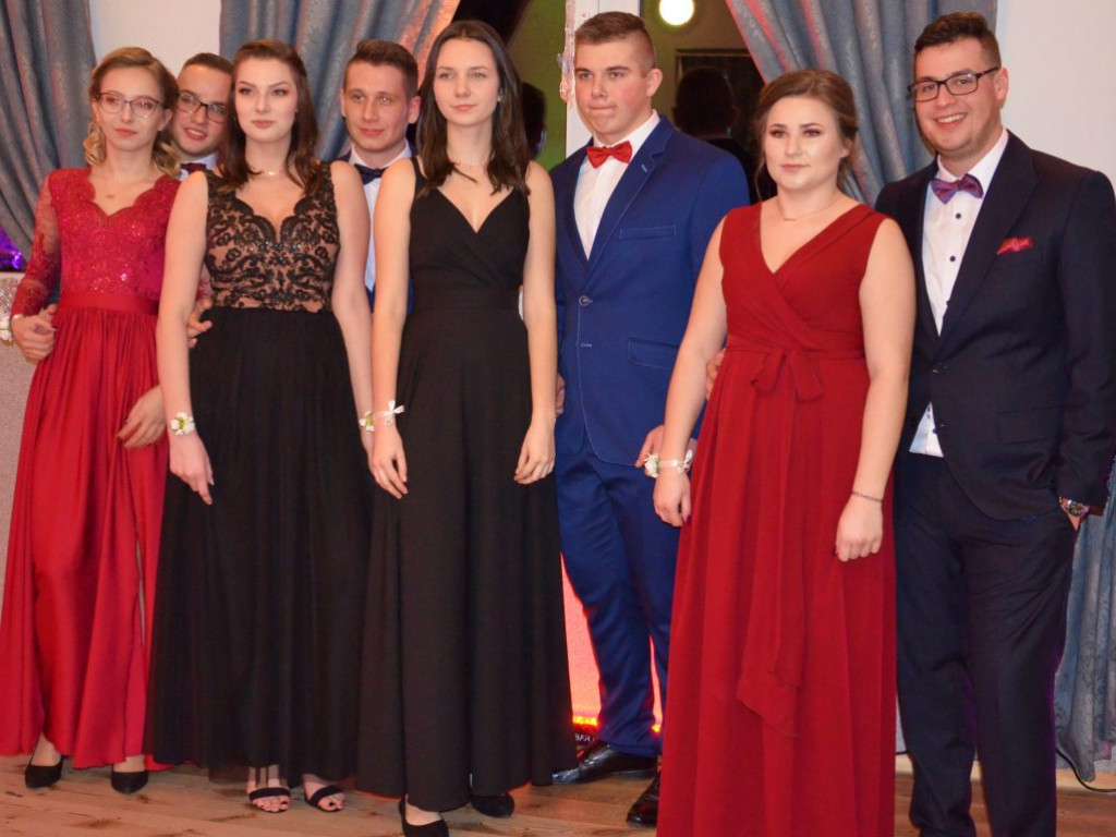Studniówka łowickiego ZSP1 w sali w Klewkowie