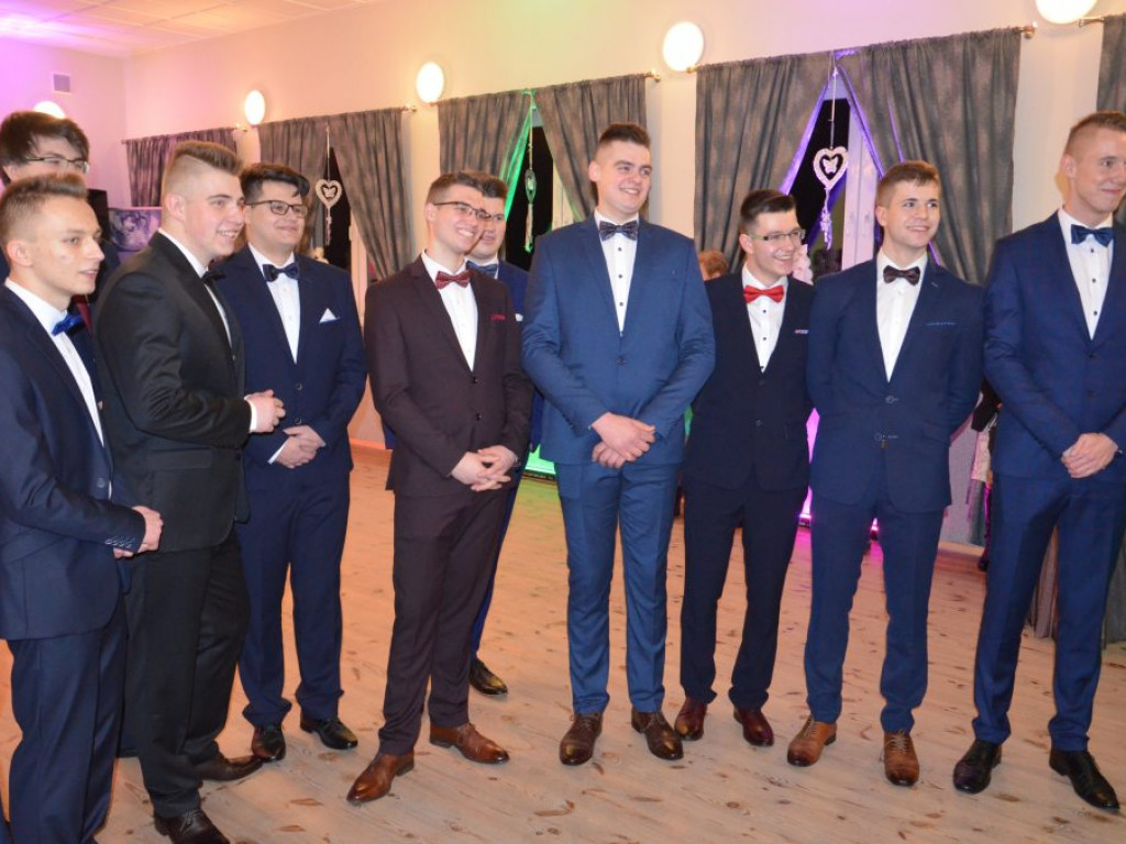 Studniówka łowickiego ZSP1 w sali w Klewkowie