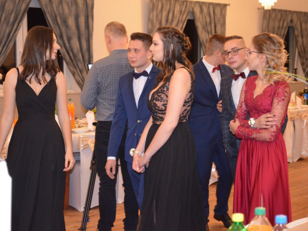 Studniówka łowickiego ZSP1 w sali w Klewkowie