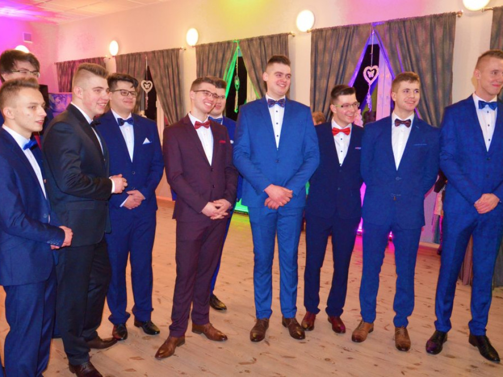 Studniówka łowickiego ZSP1 w sali w Klewkowie