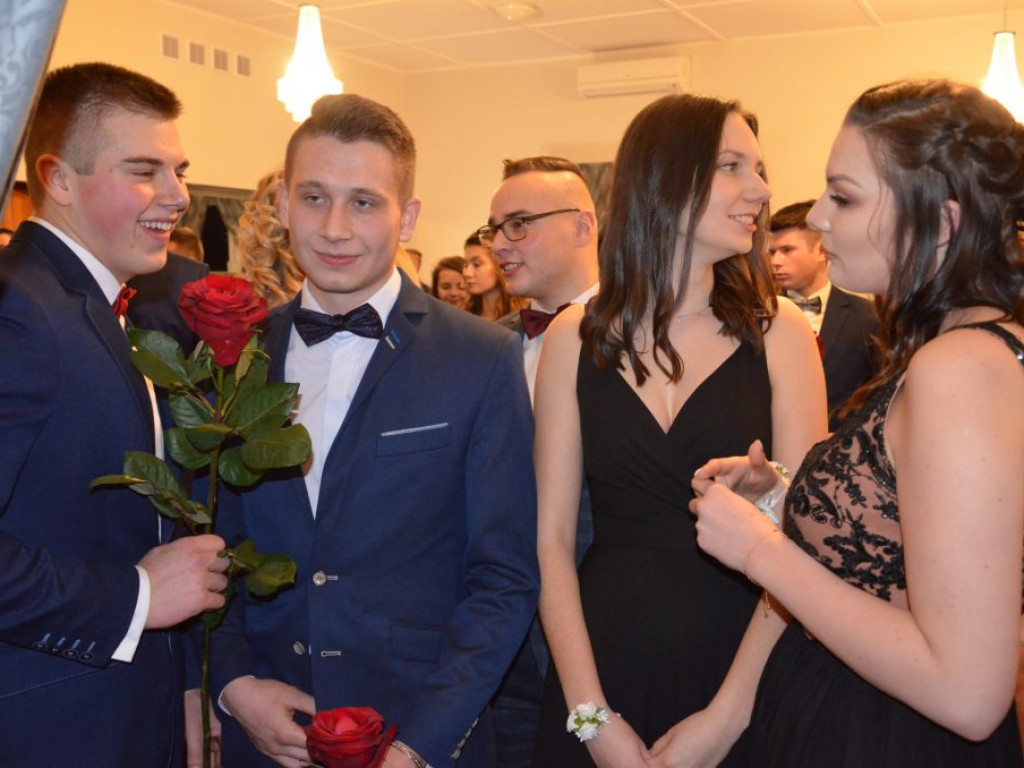 Studniówka łowickiego ZSP1 w sali w Klewkowie