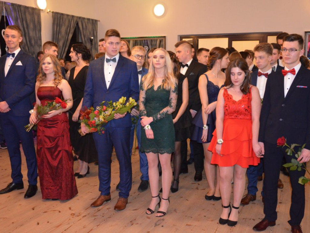 Studniówka łowickiego ZSP1 w sali w Klewkowie