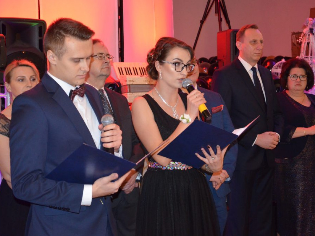 Studniówka łowickiego ZSP1 w sali w Klewkowie