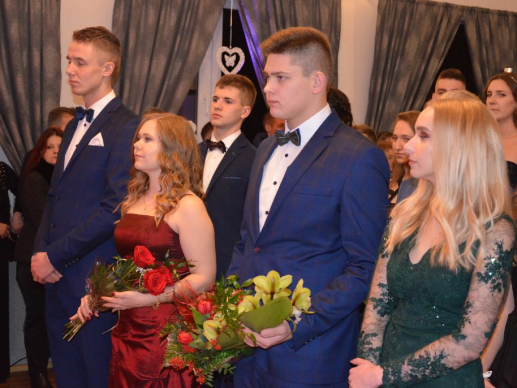 Studniówka łowickiego ZSP1 w sali w Klewkowie