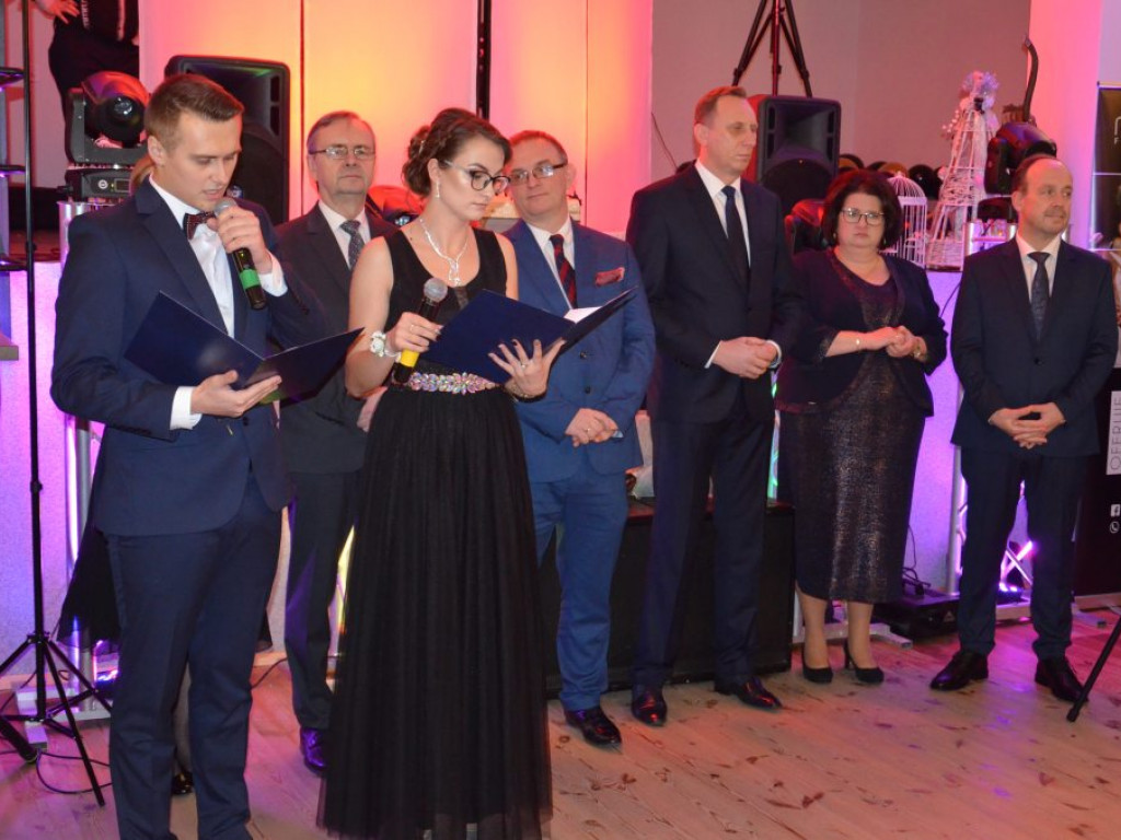 Studniówka łowickiego ZSP1 w sali w Klewkowie