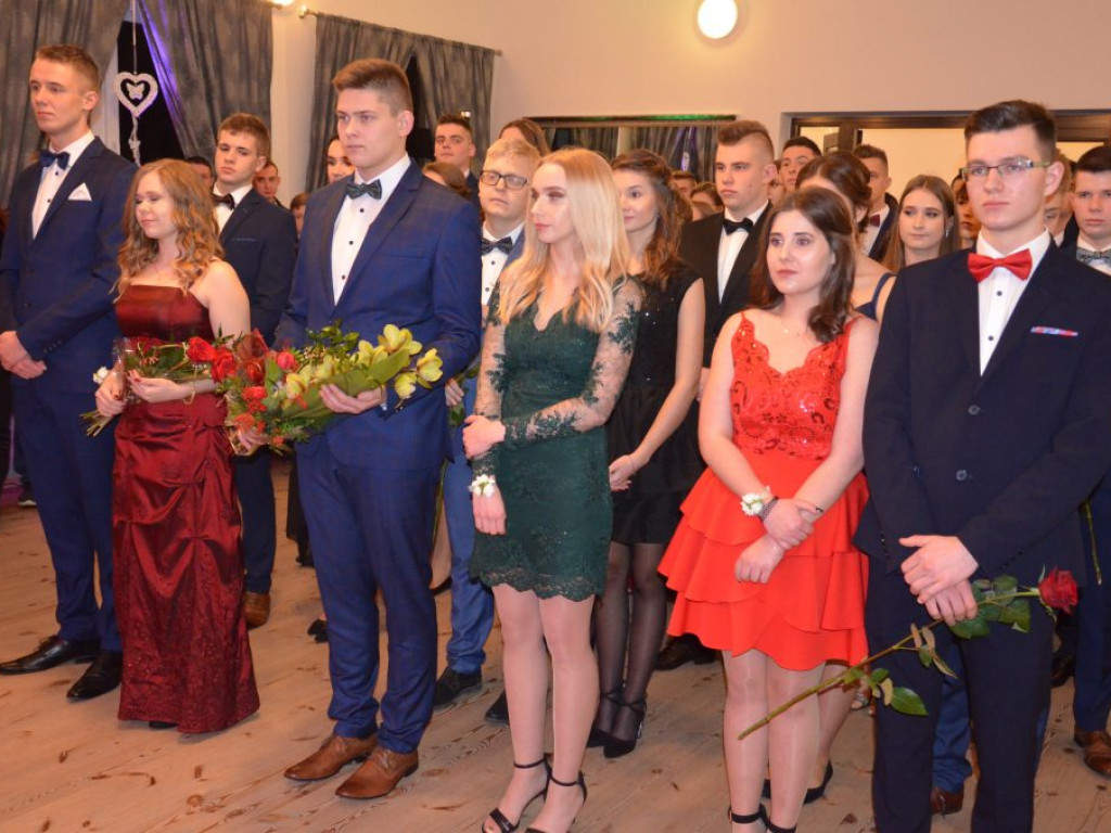 Studniówka łowickiego ZSP1 w sali w Klewkowie
