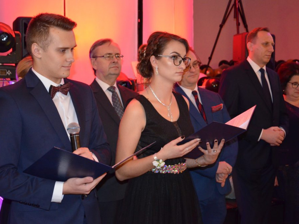 Studniówka łowickiego ZSP1 w sali w Klewkowie