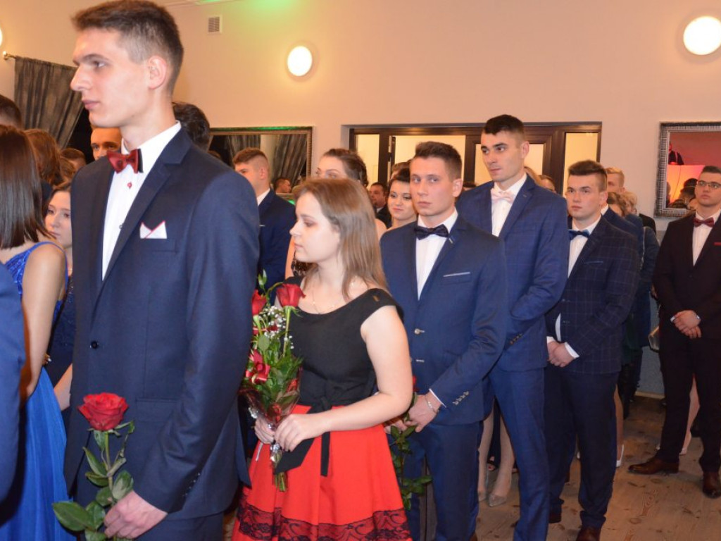Studniówka łowickiego ZSP1 w sali w Klewkowie