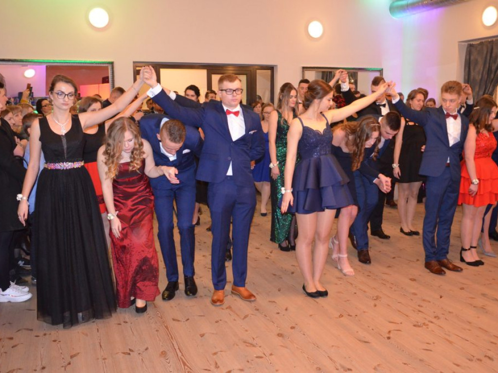 Studniówka łowickiego ZSP1 w sali w Klewkowie