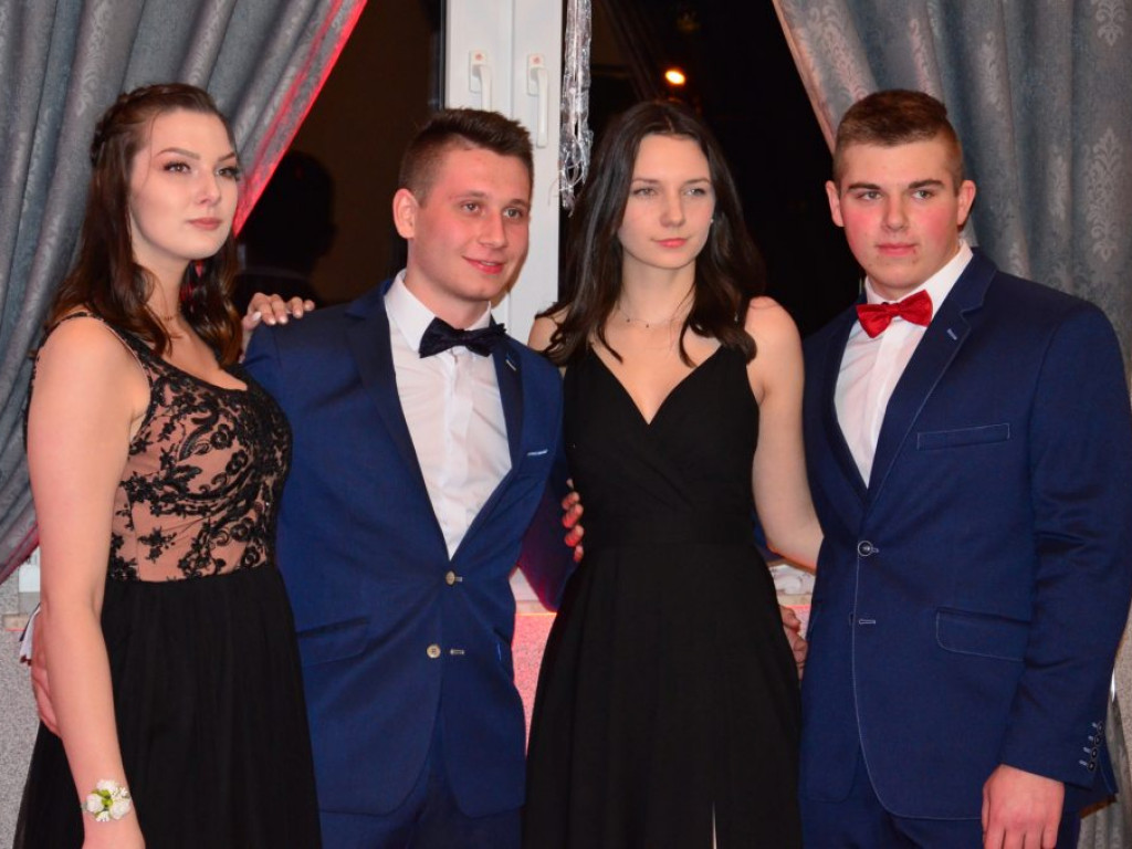 Studniówka łowickiego ZSP1 w sali w Klewkowie