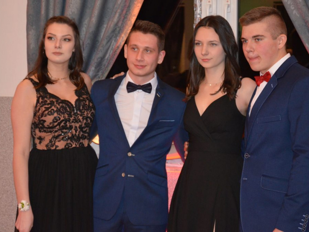 Studniówka łowickiego ZSP1 w sali w Klewkowie