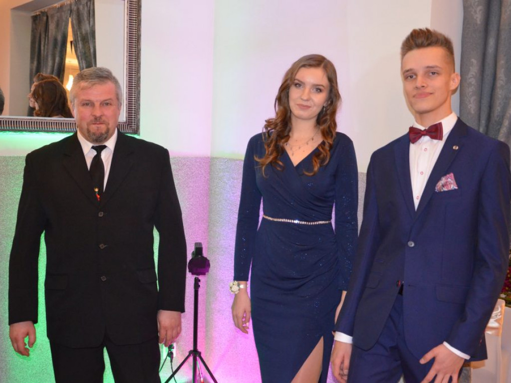 Studniówka łowickiego ZSP1 w sali w Klewkowie