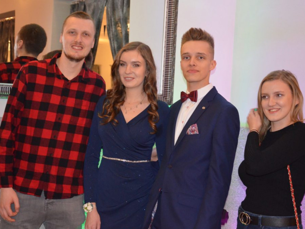 Studniówka łowickiego ZSP1 w sali w Klewkowie