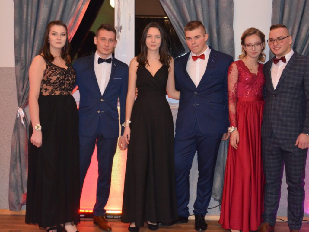 Studniówka łowickiego ZSP1 w sali w Klewkowie