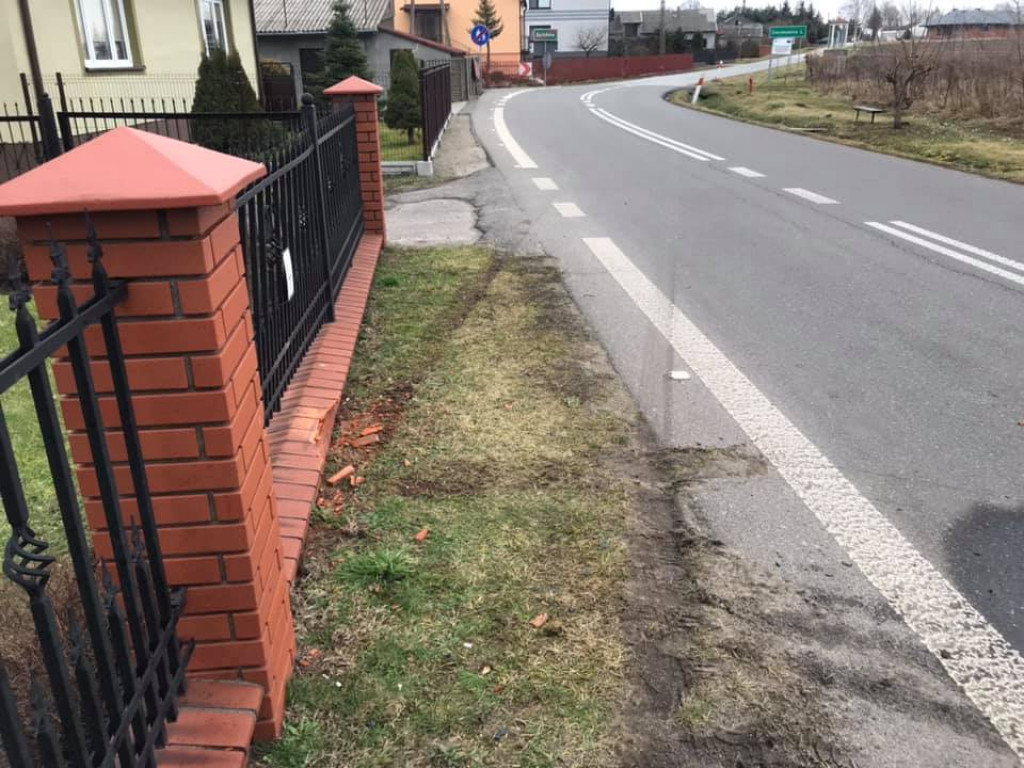 Uderzył w płot w Bełchowie i uciekł