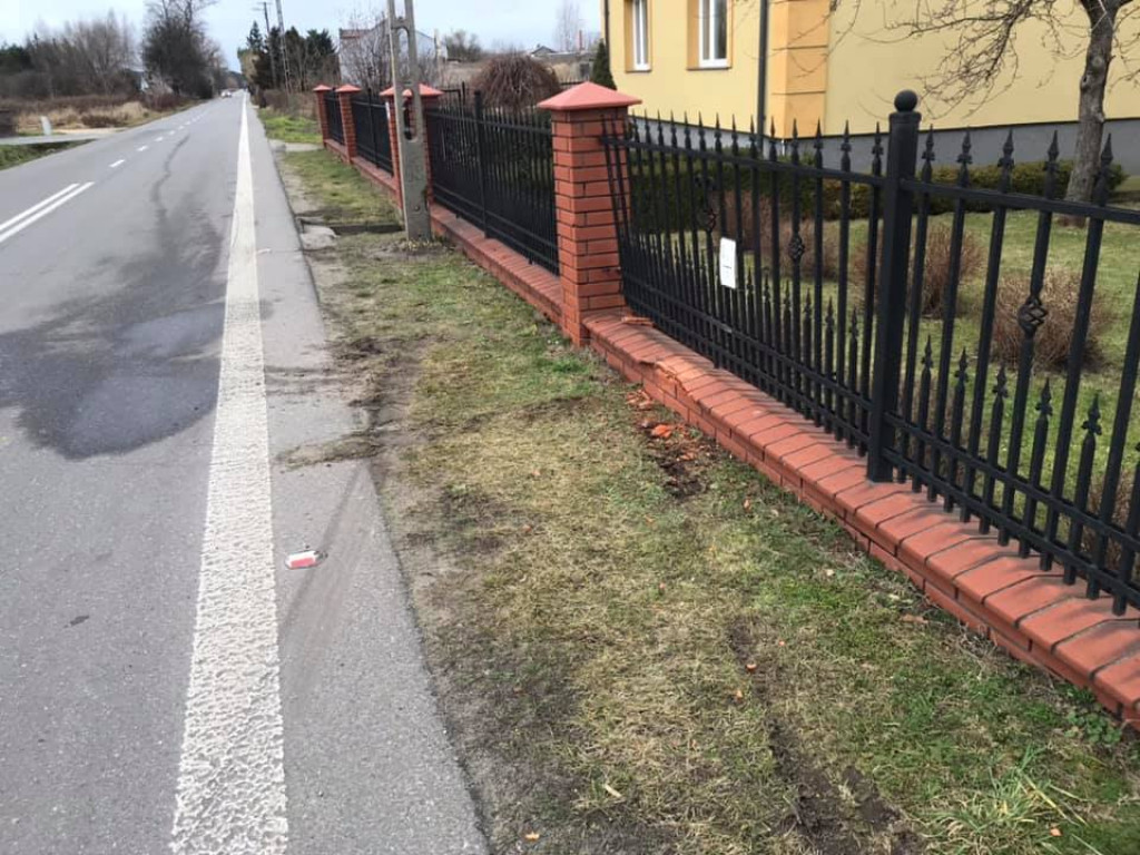 Uderzył w płot w Bełchowie i uciekł