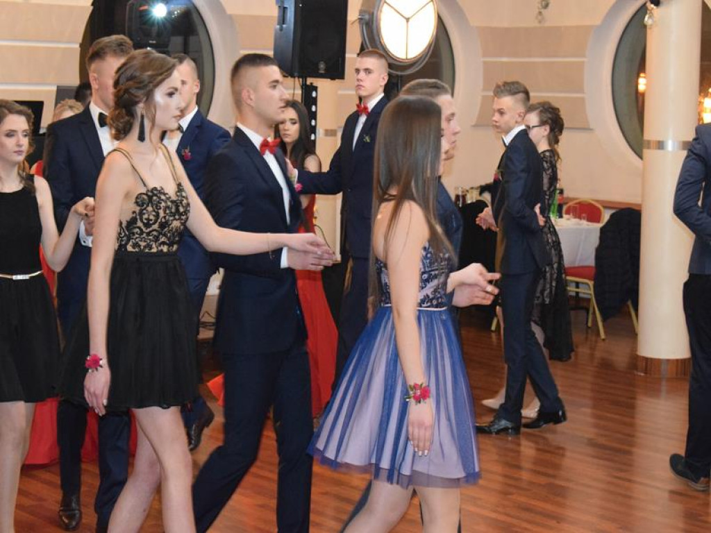 Studniówki szkół średnich z Bolimowa i Zduńskiej Dąbrowy [zdjęcia, filmy]
