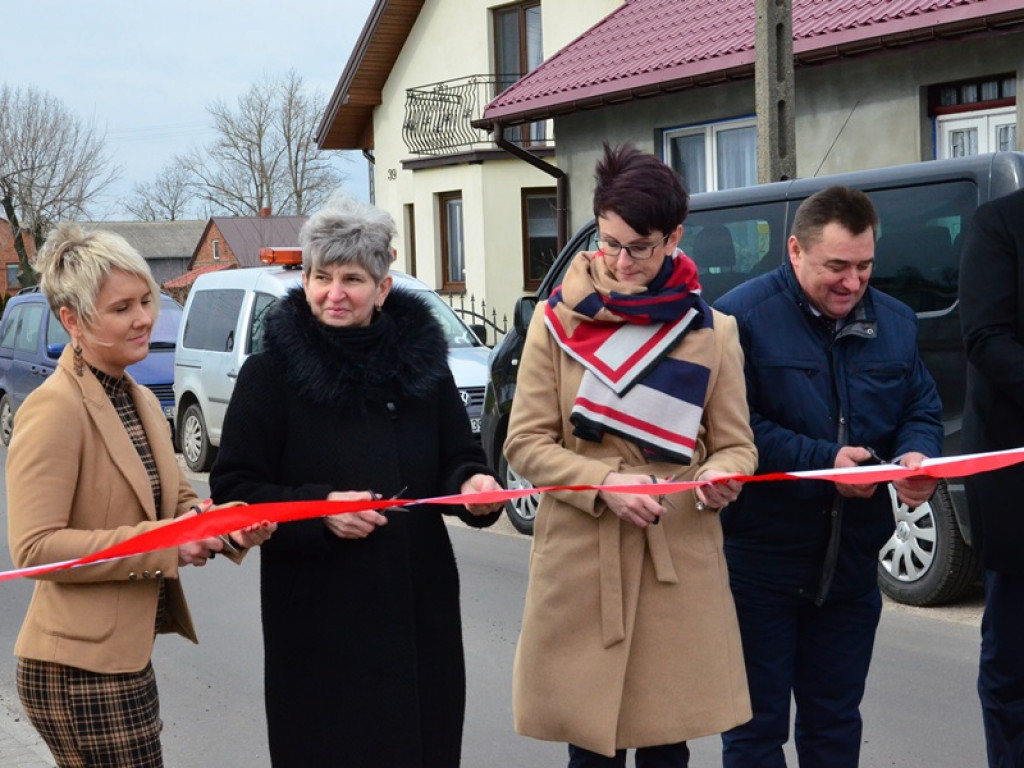 Wicie: Symboliczne przecięcie wstęgi na drogach gminnych i powiatowych