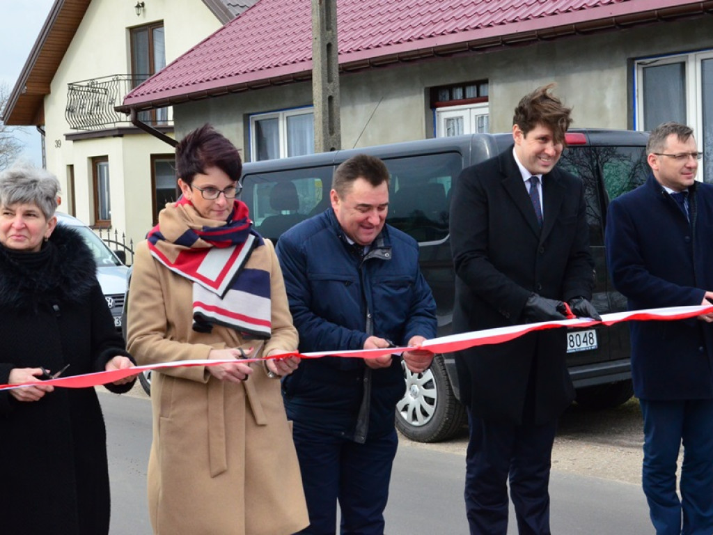 Wicie: Symboliczne przecięcie wstęgi na drogach gminnych i powiatowych