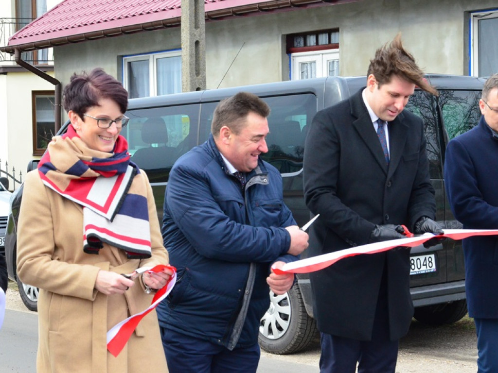 Wicie: Symboliczne przecięcie wstęgi na drogach gminnych i powiatowych
