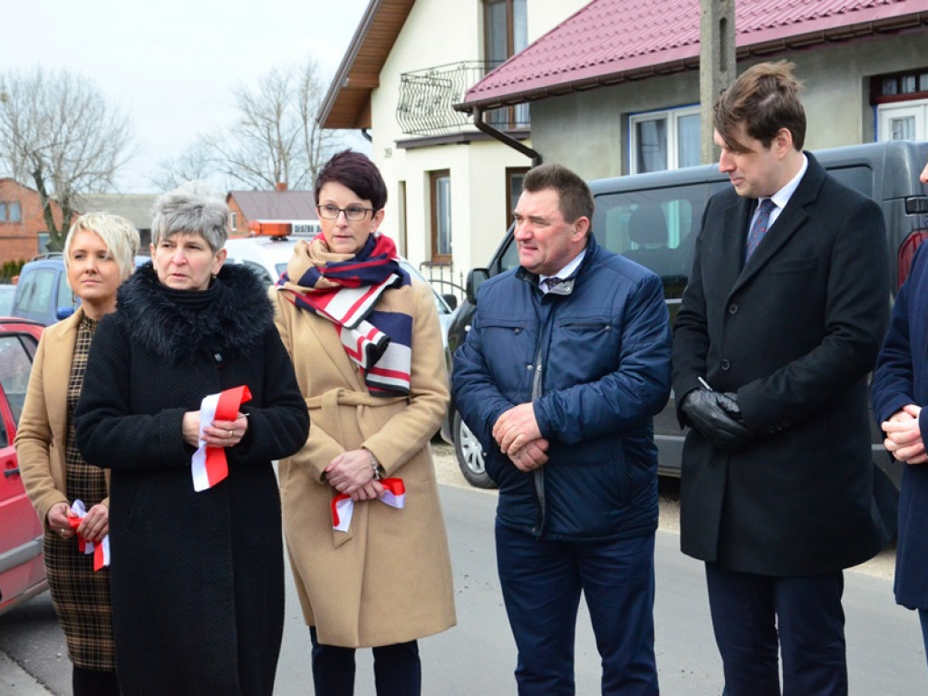 Wicie: Symboliczne przecięcie wstęgi na drogach gminnych i powiatowych