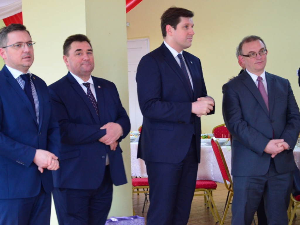 Wicie: Symboliczne przecięcie wstęgi na drogach gminnych i powiatowych