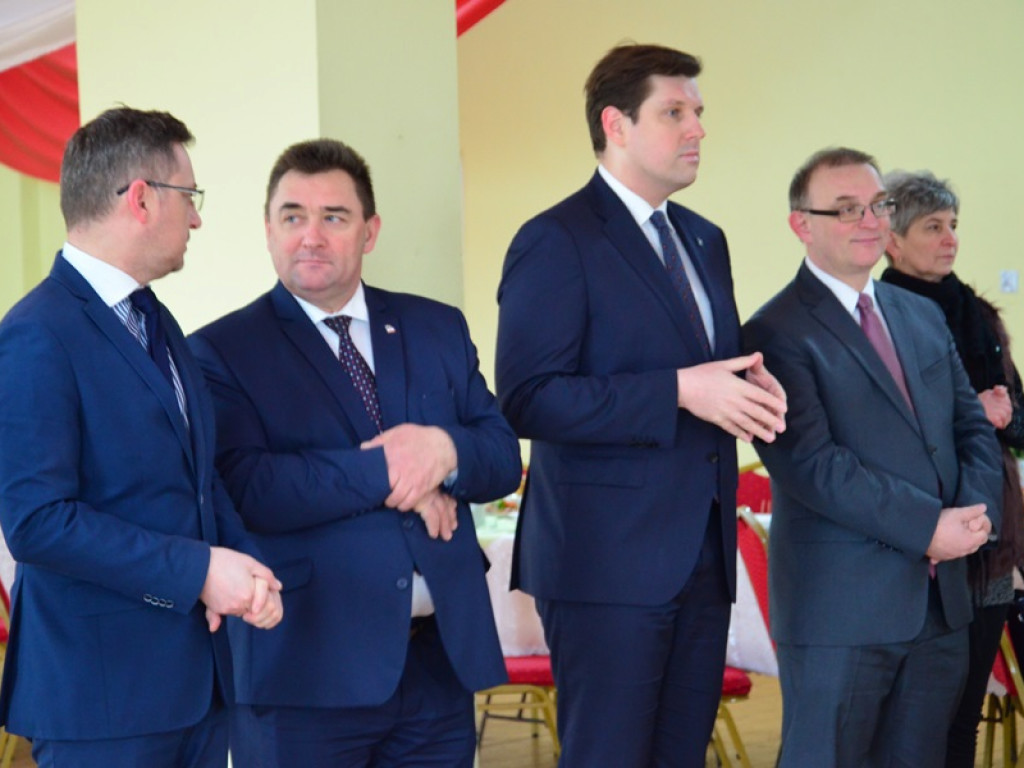 Wicie: Symboliczne przecięcie wstęgi na drogach gminnych i powiatowych