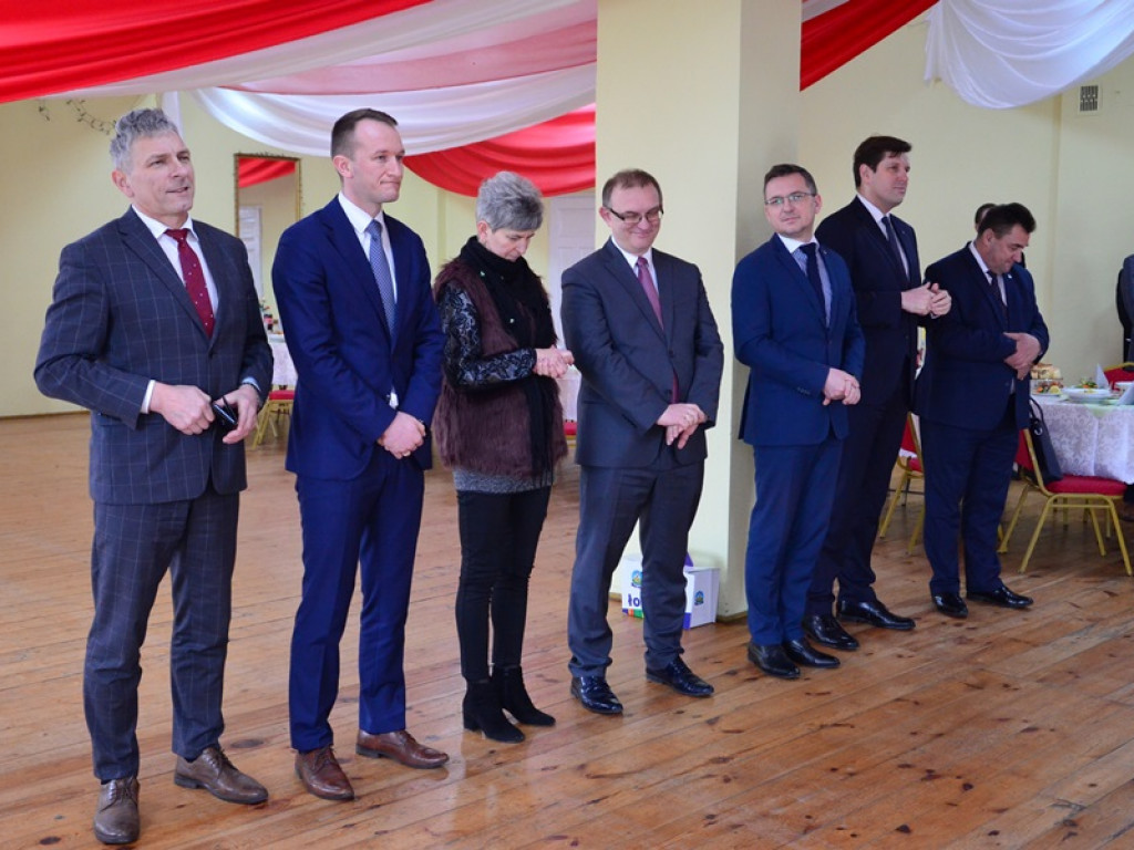 Wicie: Symboliczne przecięcie wstęgi na drogach gminnych i powiatowych