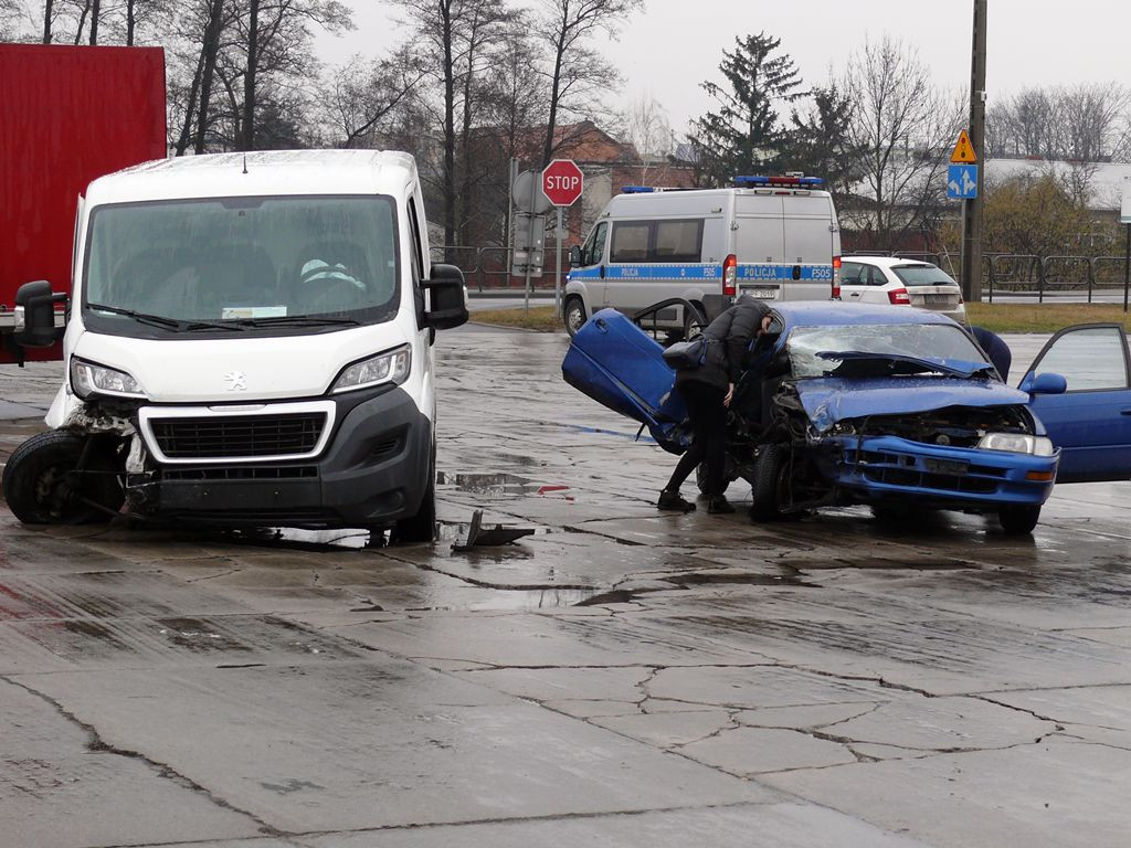 Wypadek z udziałem trzech samochodów na DK14 w Strykowie