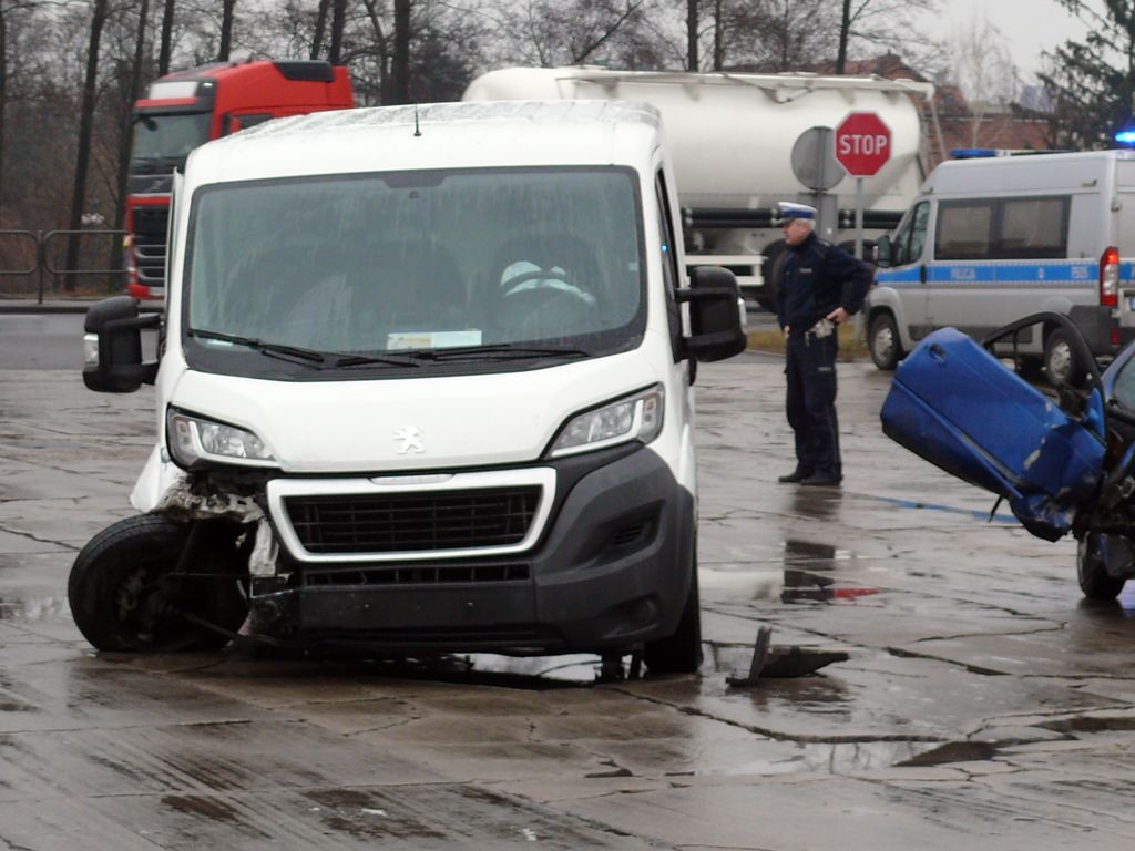 Wypadek z udziałem trzech samochodów na DK14 w Strykowie