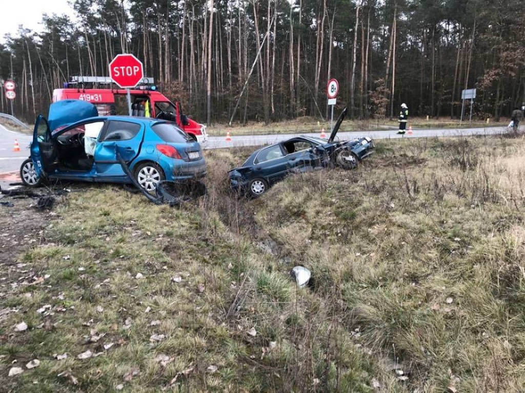 Auto w rowie po zderzeniu w Dmosinie