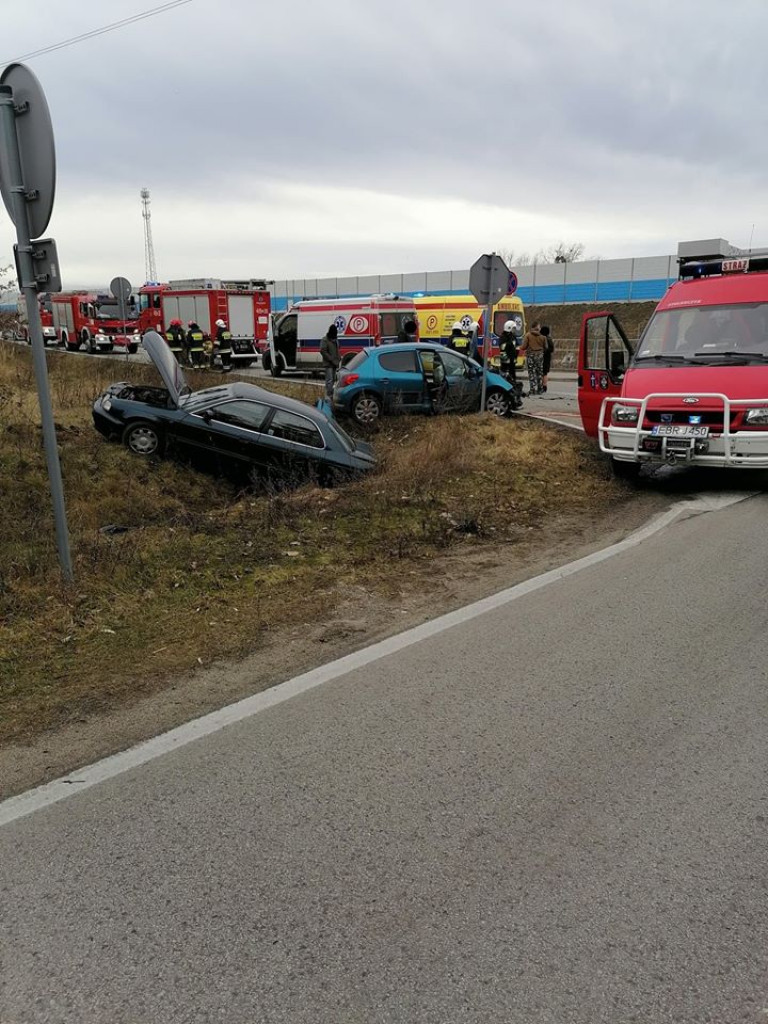 Auto w rowie po zderzeniu w Dmosinie