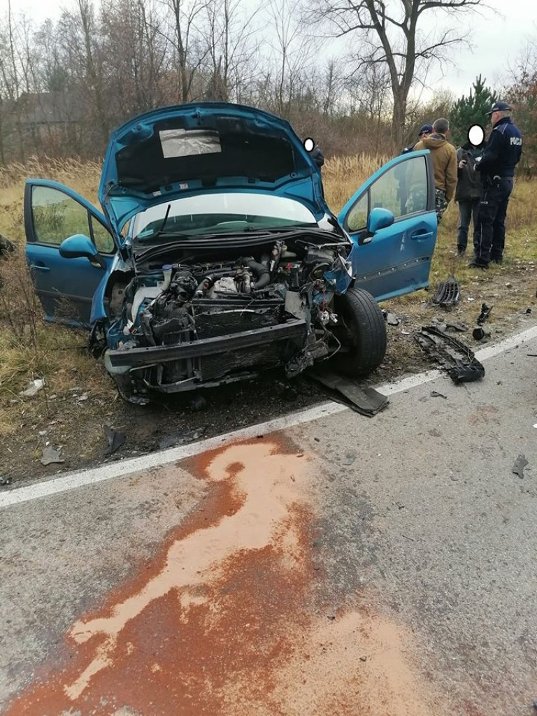 Auto w rowie po zderzeniu w Dmosinie