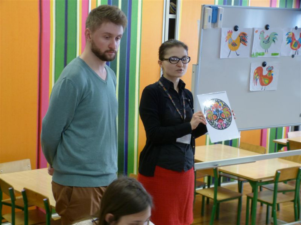 Hiszpańsko-polska grupa na zajęciach w muzeum