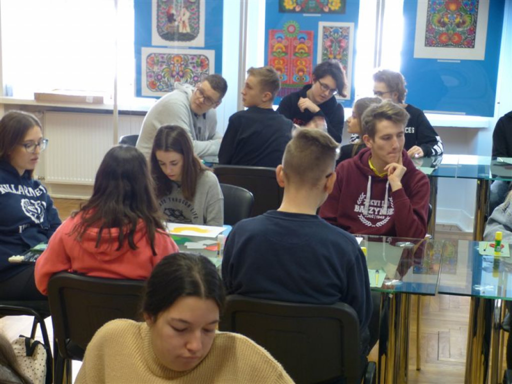 Hiszpańsko-polska grupa na zajęciach w muzeum