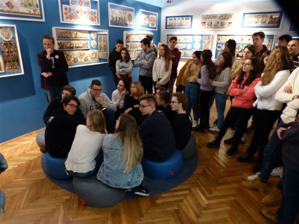 Hiszpańsko-polska grupa na zajęciach w muzeum