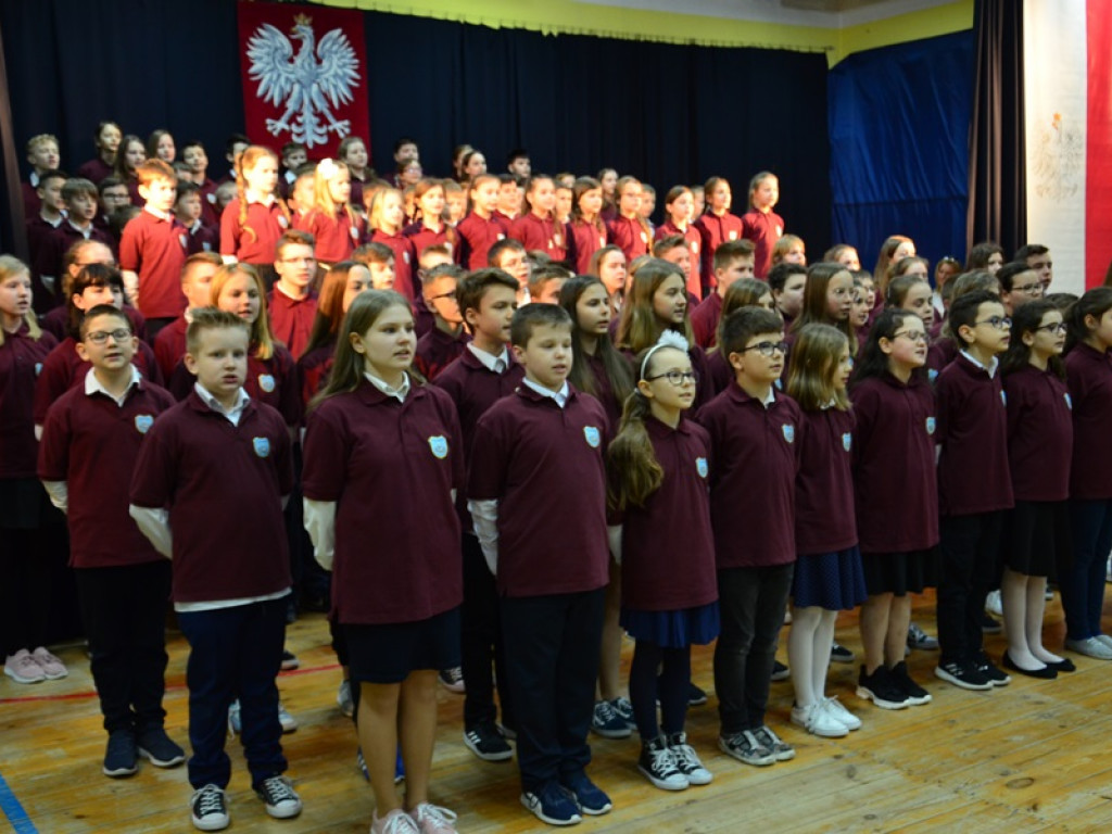 Szkoła w Popowie stanęła do hymnu!