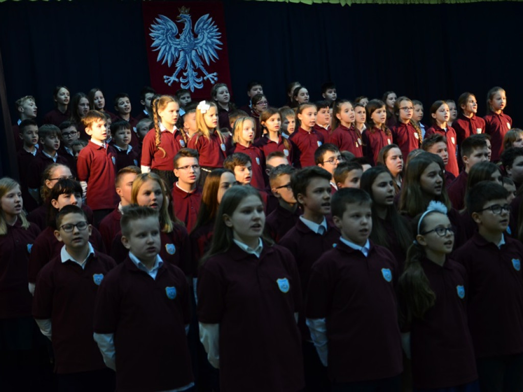 Szkoła w Popowie stanęła do hymnu!