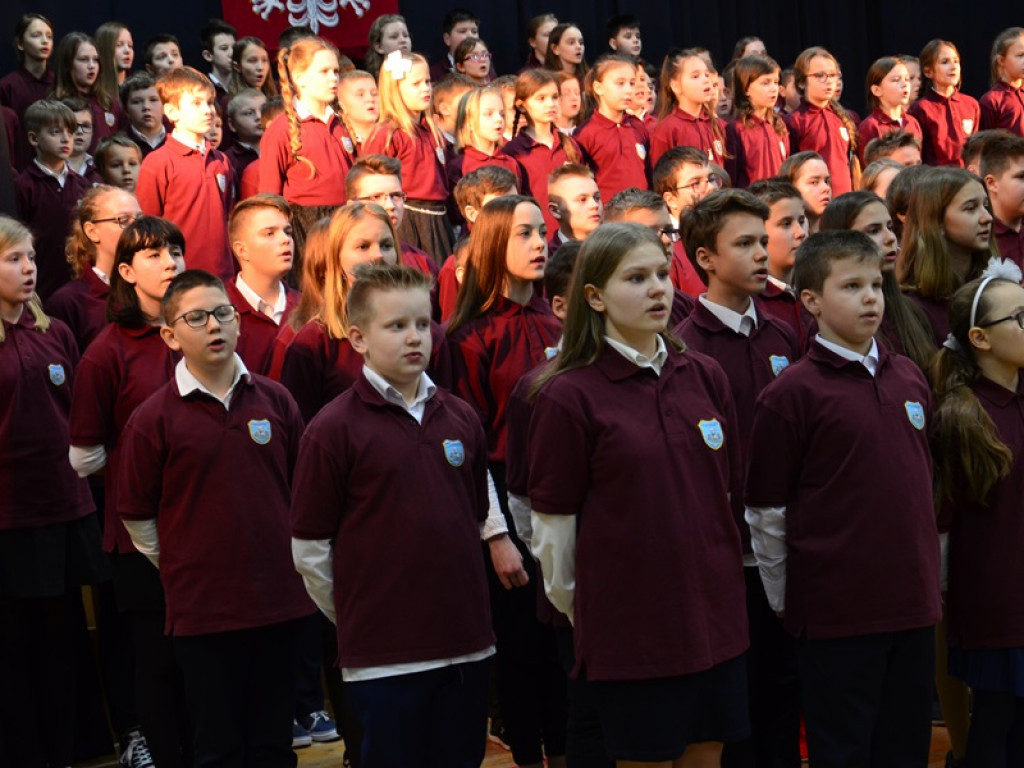 Szkoła w Popowie stanęła do hymnu!