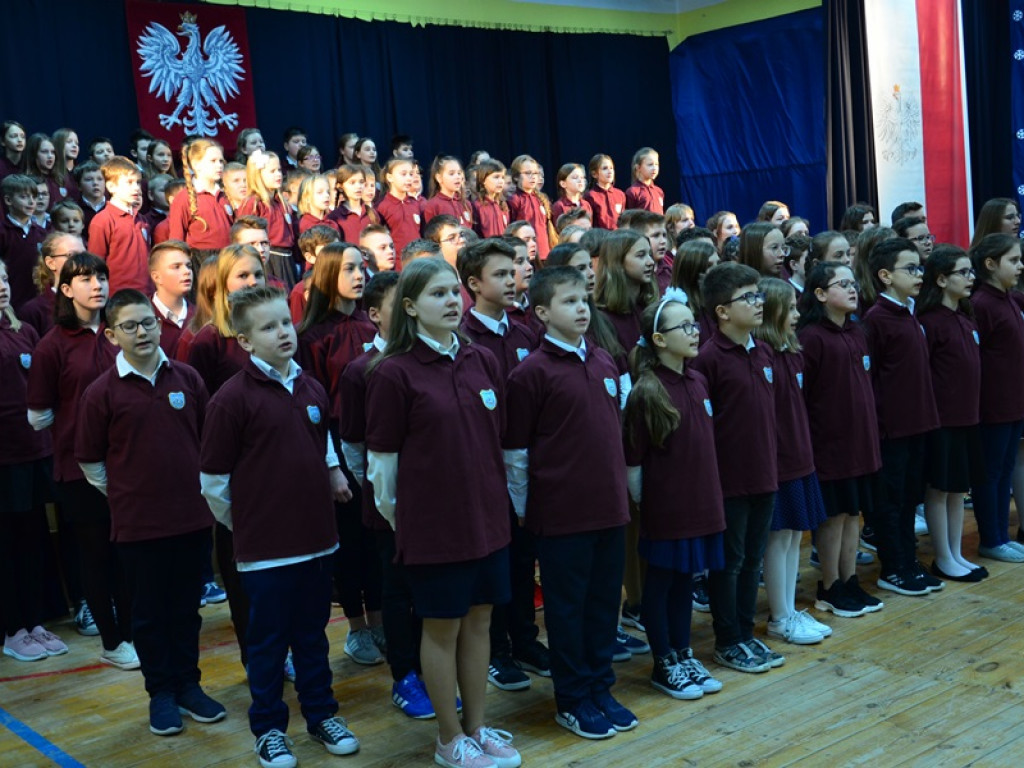 Szkoła w Popowie stanęła do hymnu!