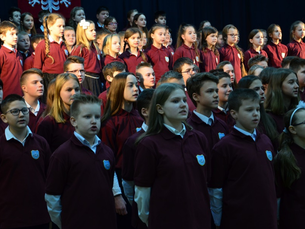Szkoła w Popowie stanęła do hymnu!