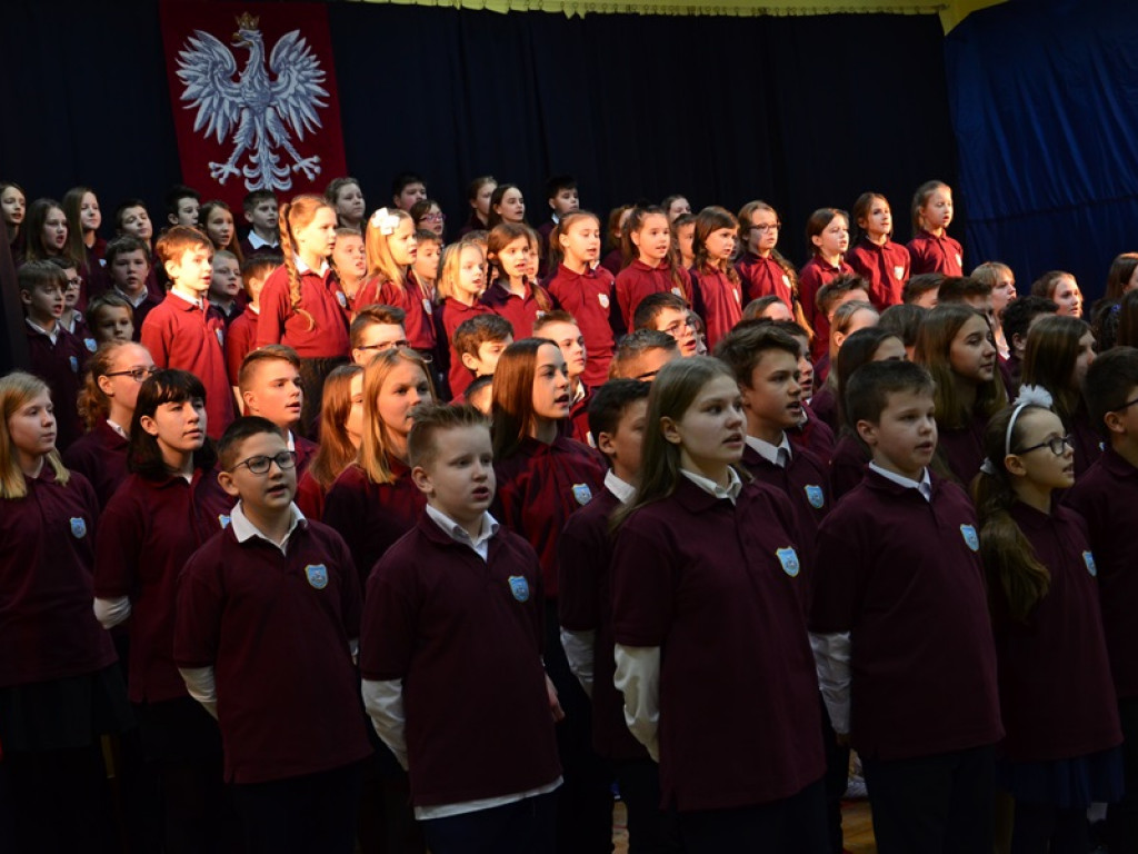 Szkoła w Popowie stanęła do hymnu!