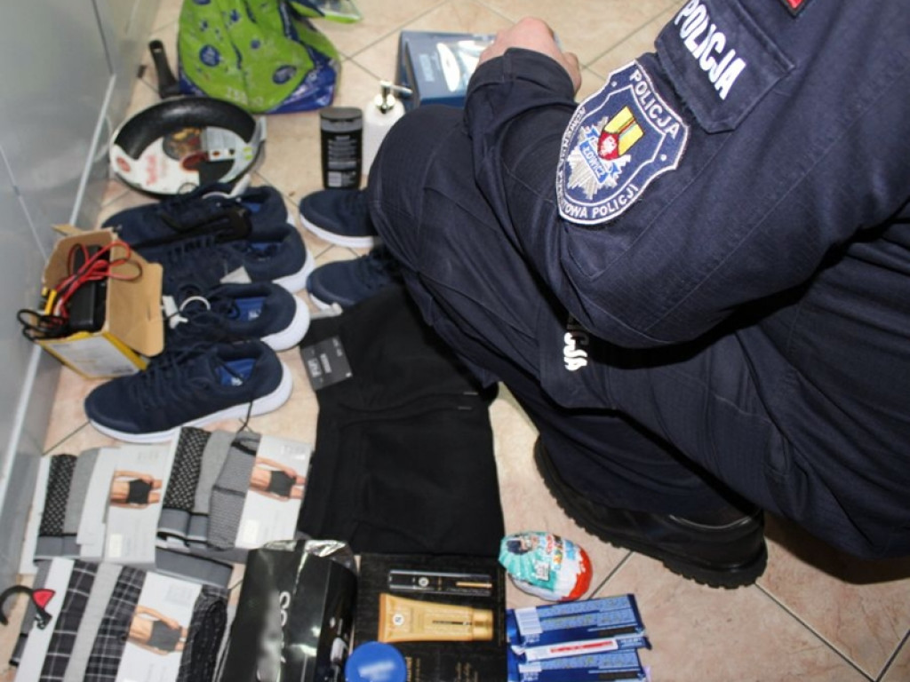 Policja zatrzymała trzech złodziei, którzy okradali market