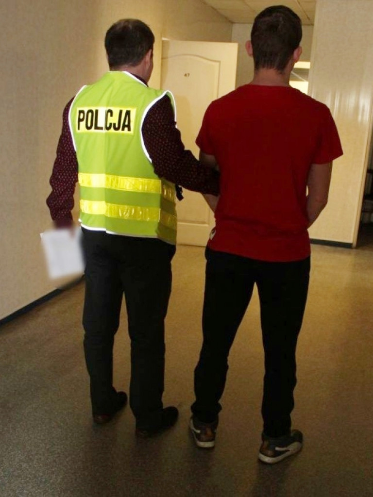 Policja zatrzymała trzech złodziei, którzy okradali market