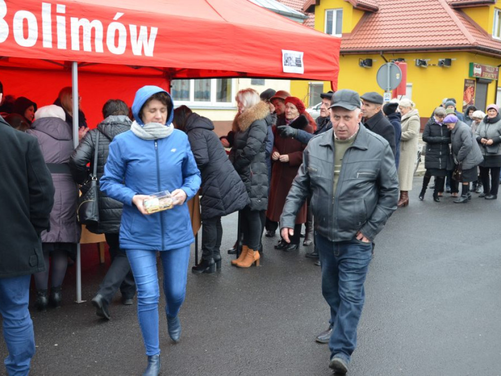 Charytatywny kiermasz wypieków w Bolimowie cieszy się dużym powodzeniem