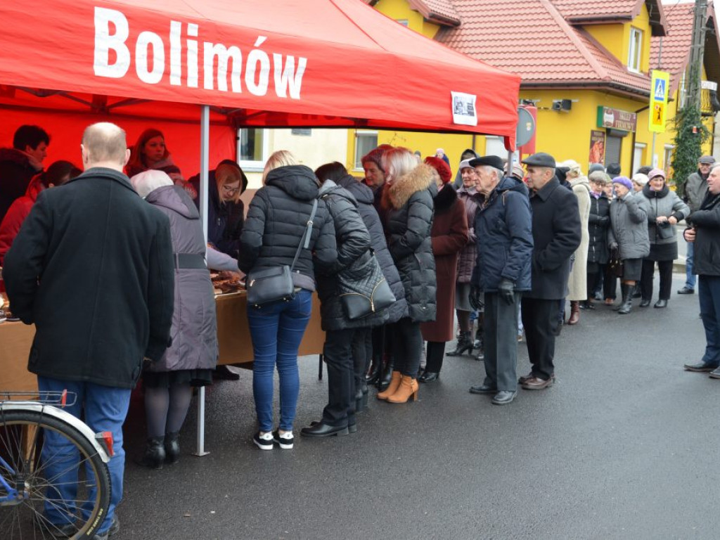 Charytatywny kiermasz wypieków w Bolimowie cieszy się dużym powodzeniem