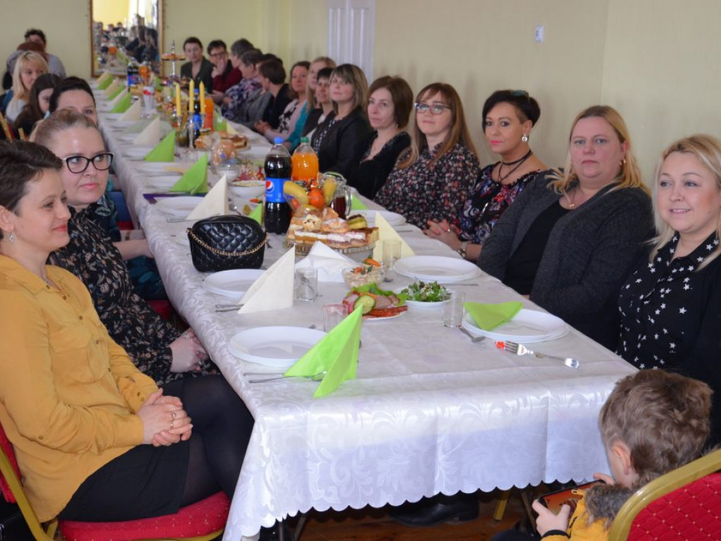 Dzień Kobiet: dzisiaj w kuchni w OSP Wicie rządzą panowie