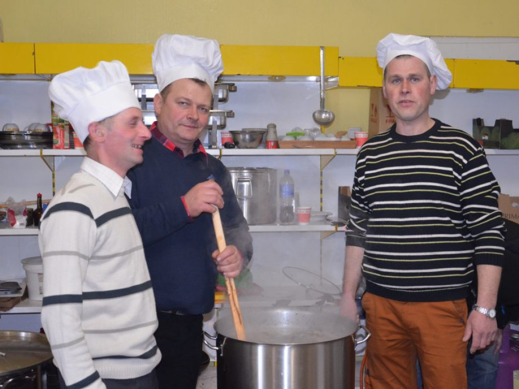 Dzień Kobiet: dzisiaj w kuchni w OSP Wicie rządzą panowie