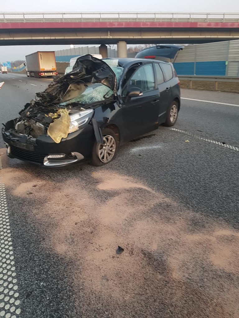 Wypadek na A2: zderzenie ciężarówki z osobówką